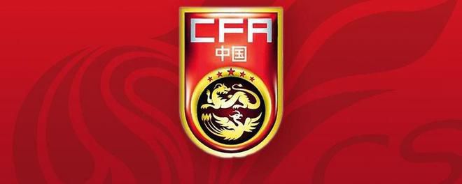 谈到奥斯卡-鲍勃，福登说道：“他和我很像，我们都是左脚球员，他喜欢到禁区里转身。
